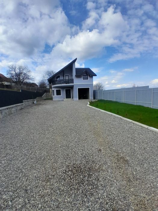 Vând casă la 12 km de Brașov