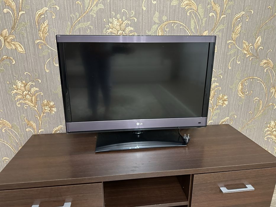 Продам нерабочий Телевизор LG с тумбой