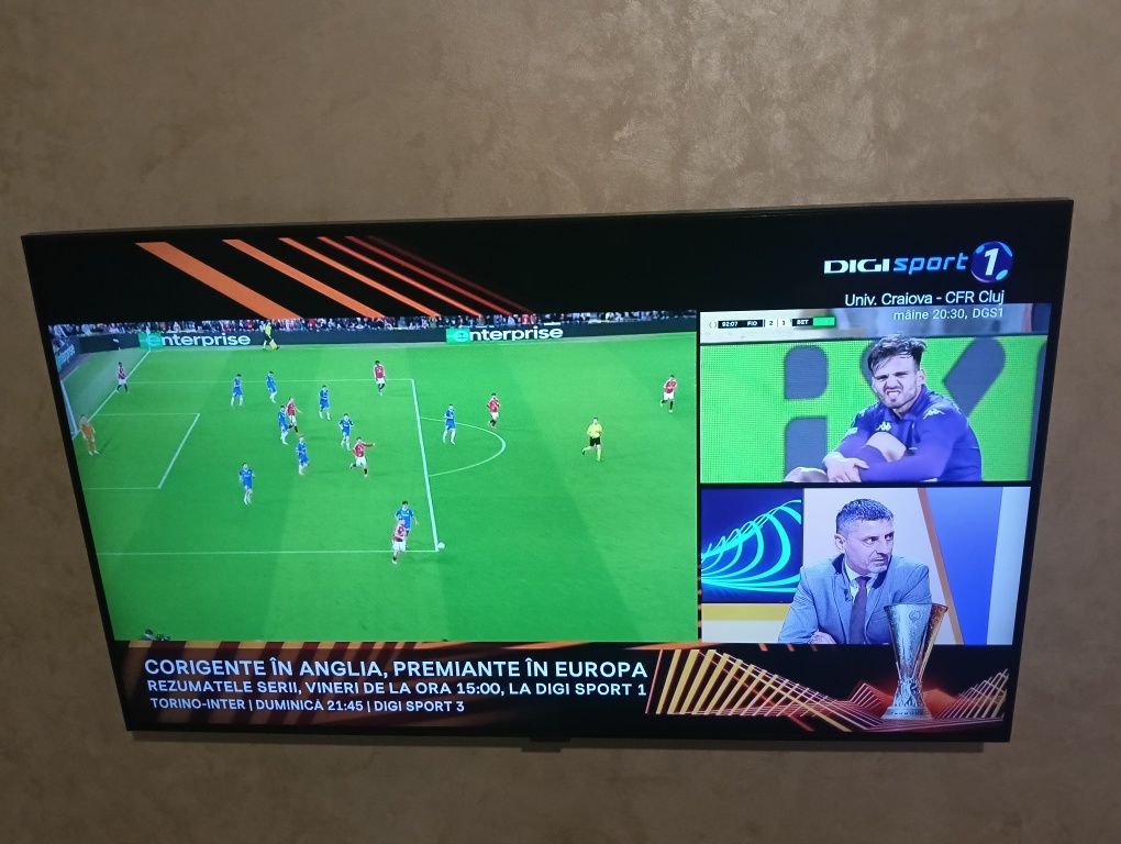 Televizor led Smart android Samsung cu diagonala de 110 cm.