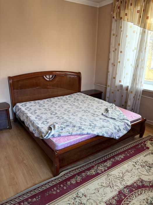 Кровать, шкаф и тумбы