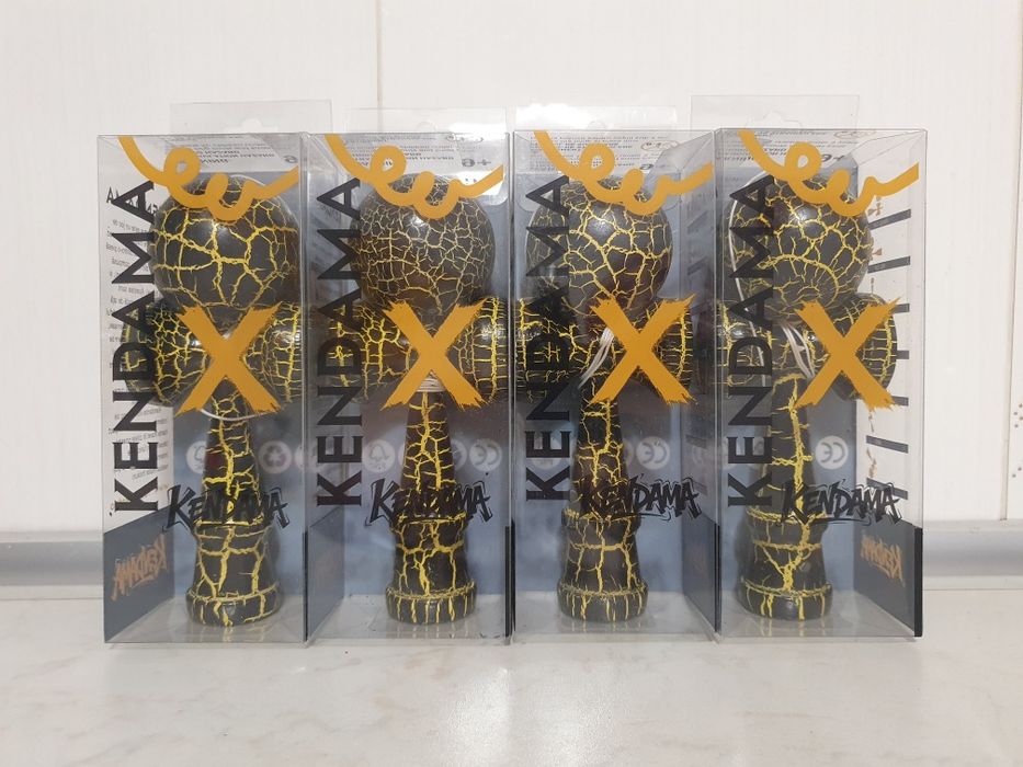 Kendama X neagra cu crapaturi galbene