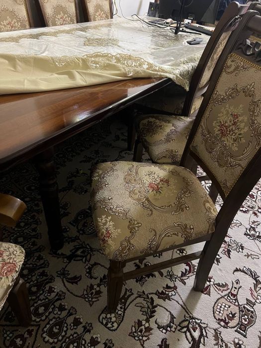 Стол со стульями