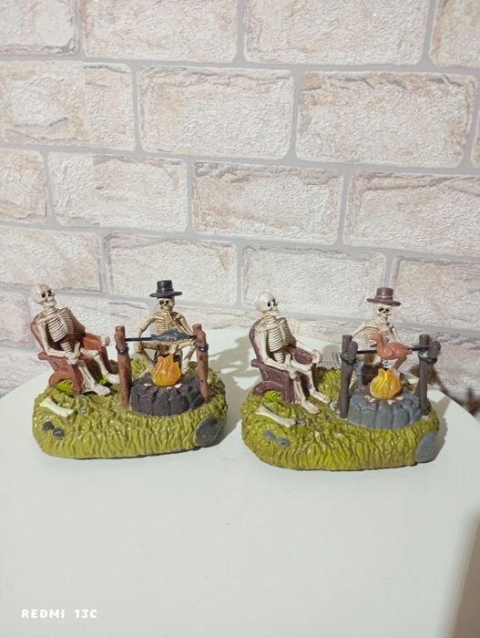 Светещи скелети статуетки