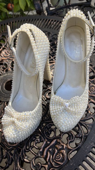 Pantofi mireasa ,mar 38,….220 lei