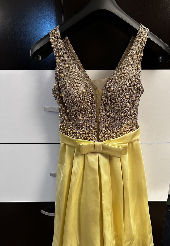 Rochie galbena cu perle