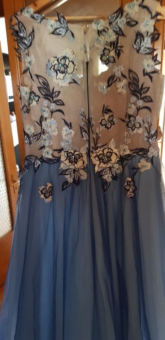 Vand rochie pentru ocazii superba,lucrata manual