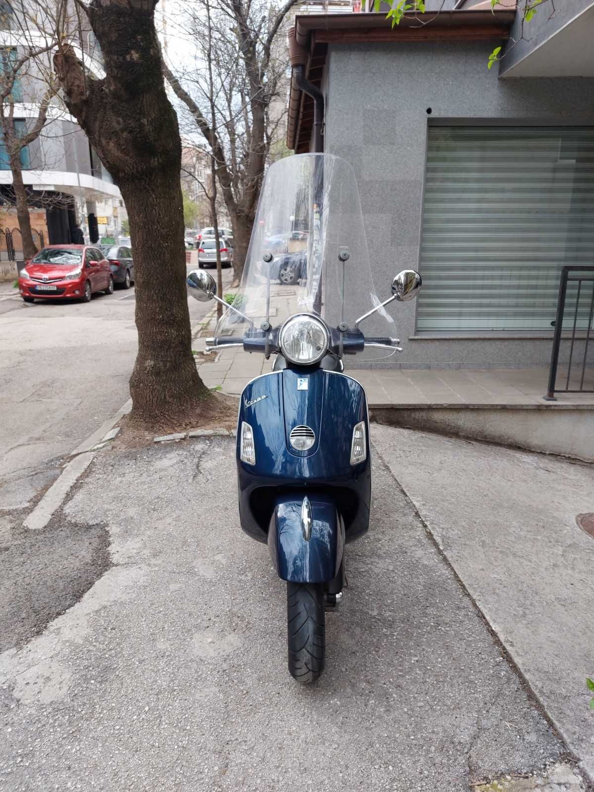 Vespa GTS 125                            .