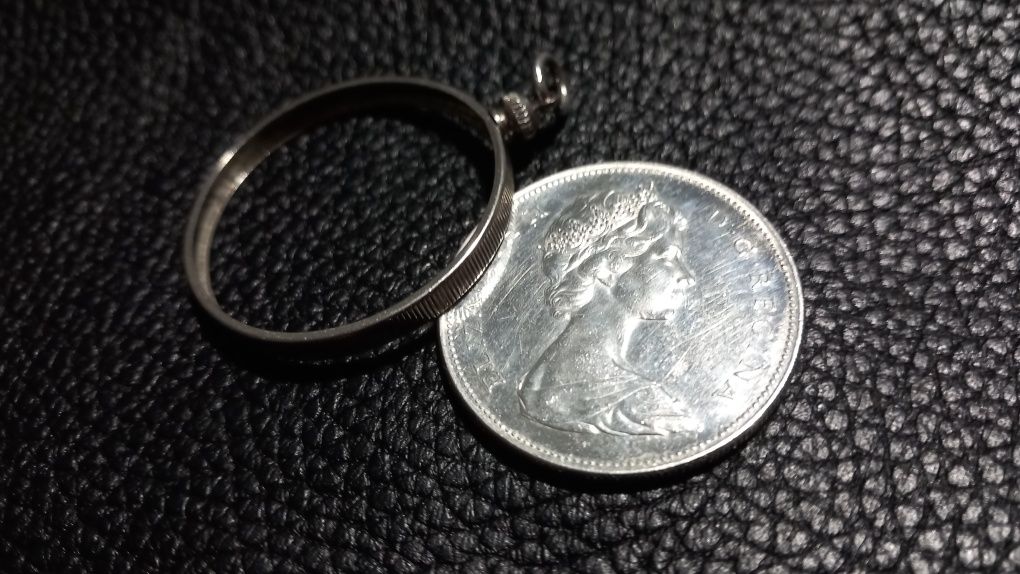 Moneda rara argint 1965 Regina Elisabeth II cu pandantiv