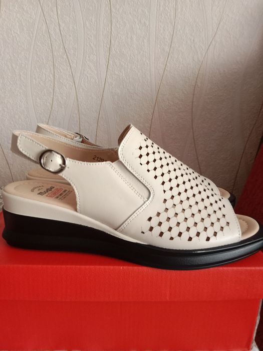 Продаю босоножки новые, размер 41, мягкая кожа, удобная платформа.