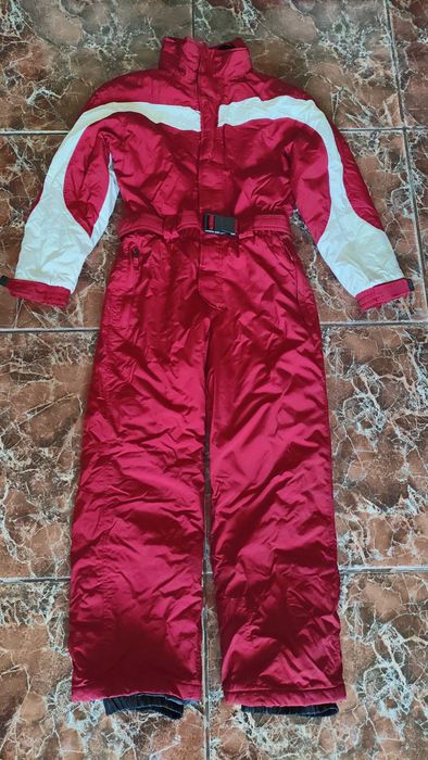 Vand costum schi culoare rosu-grena sidefat, cu gluga