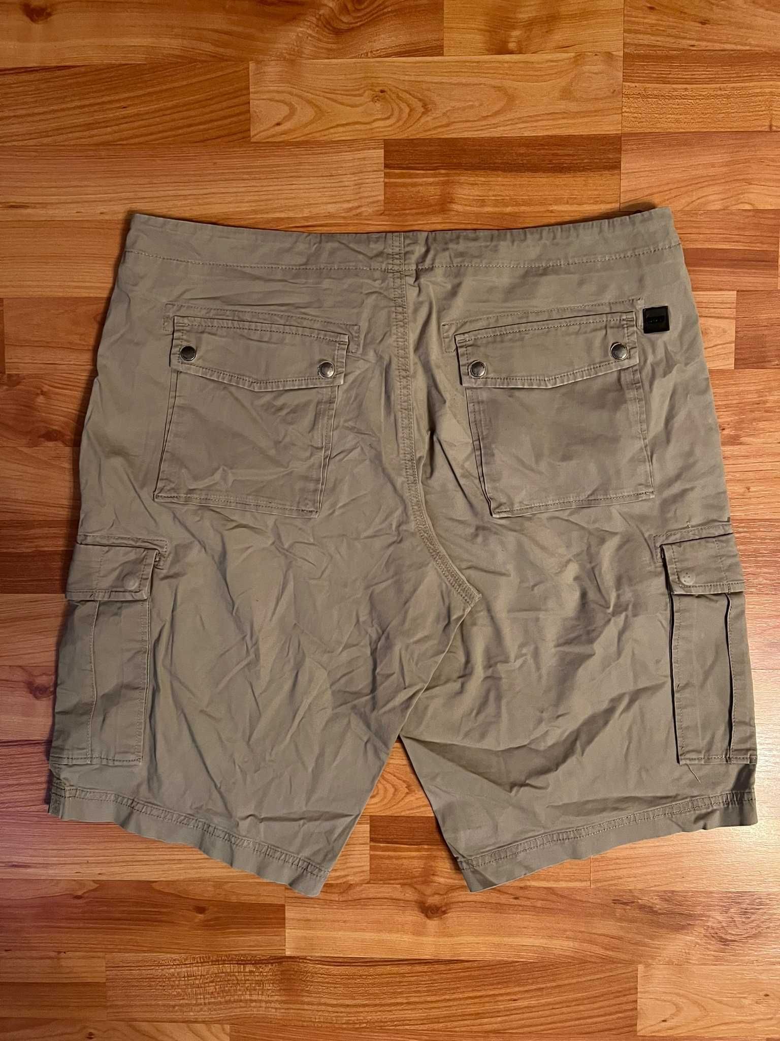 Pantaloni scurti Hugo Boss bej pentru barbati