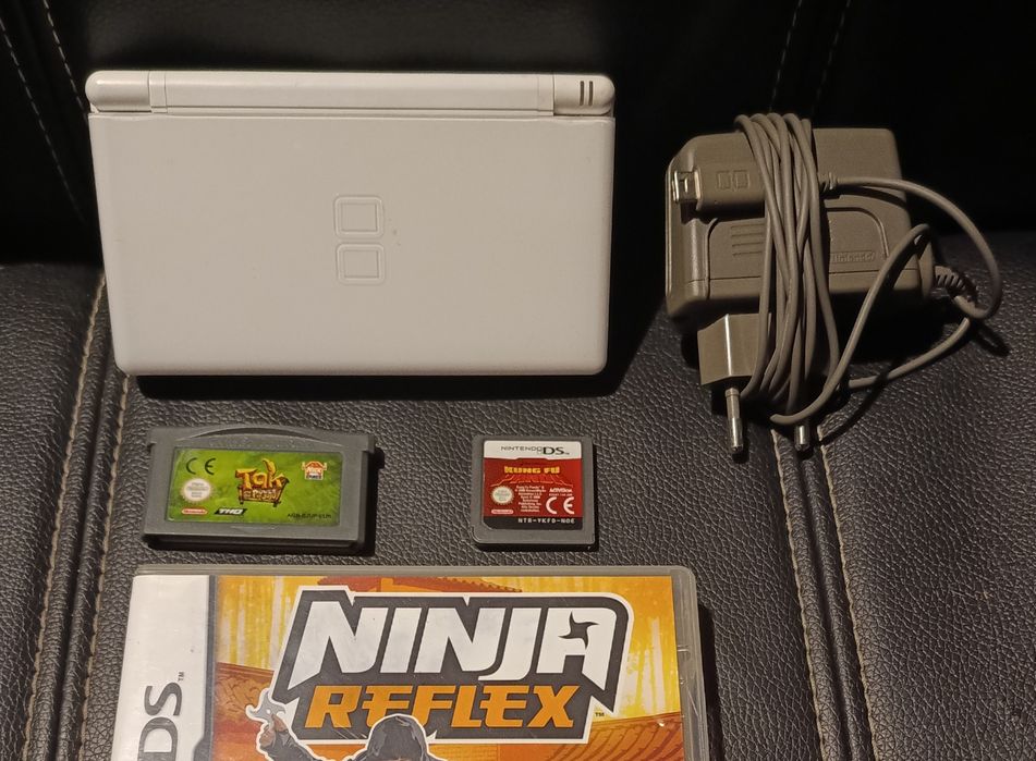Consola Nintendo DS Lite + incarcator + jocuri