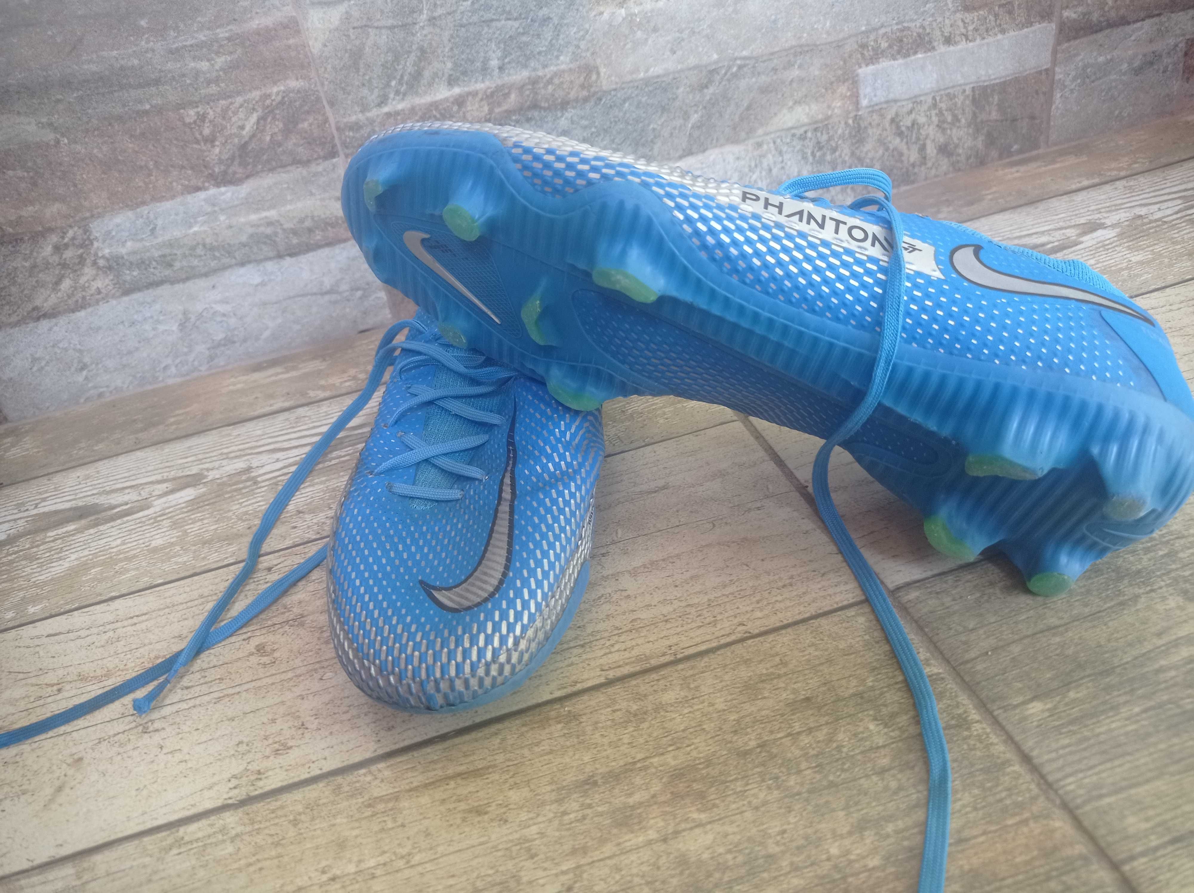 Футболни бутонки Nike Phantom