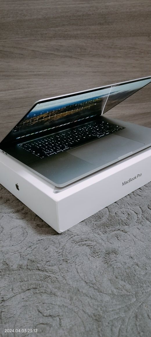 MacBook Pro 16 inch 2019 i7/32/512