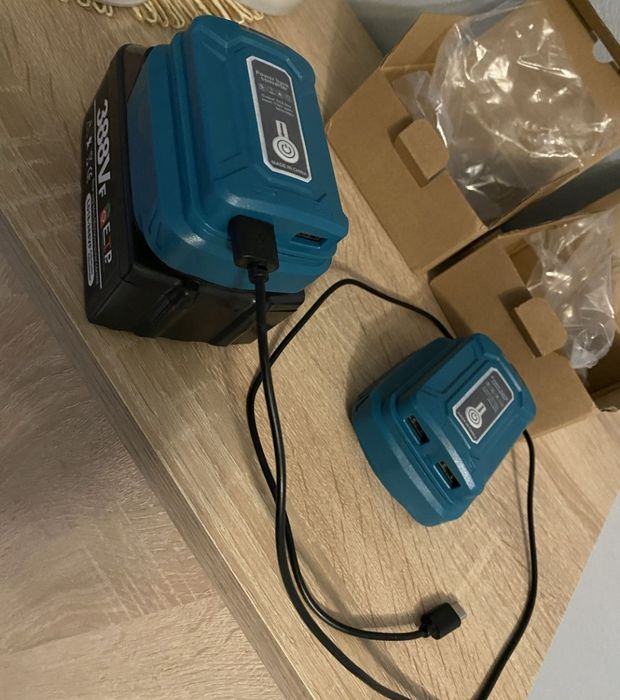 Adaptor cu lanterna si 2 porturi usb compatibil cu acumularori Makita