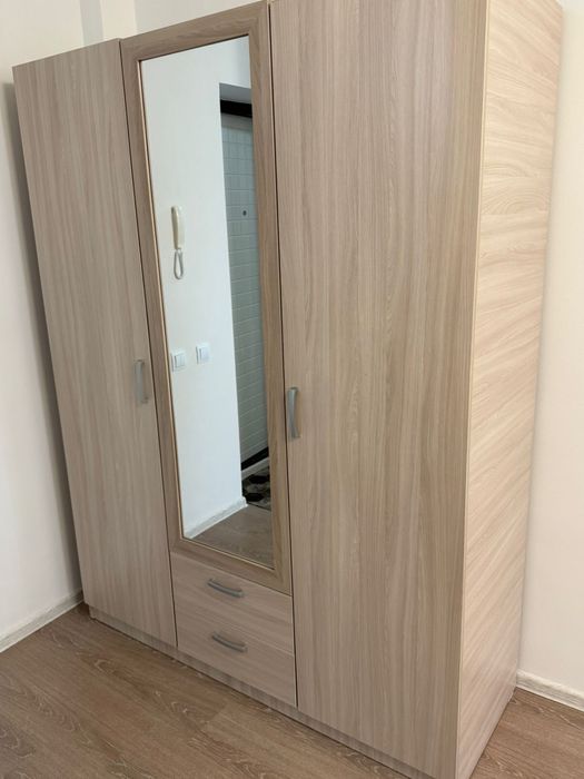 Продается шкаф новый с зеркалом