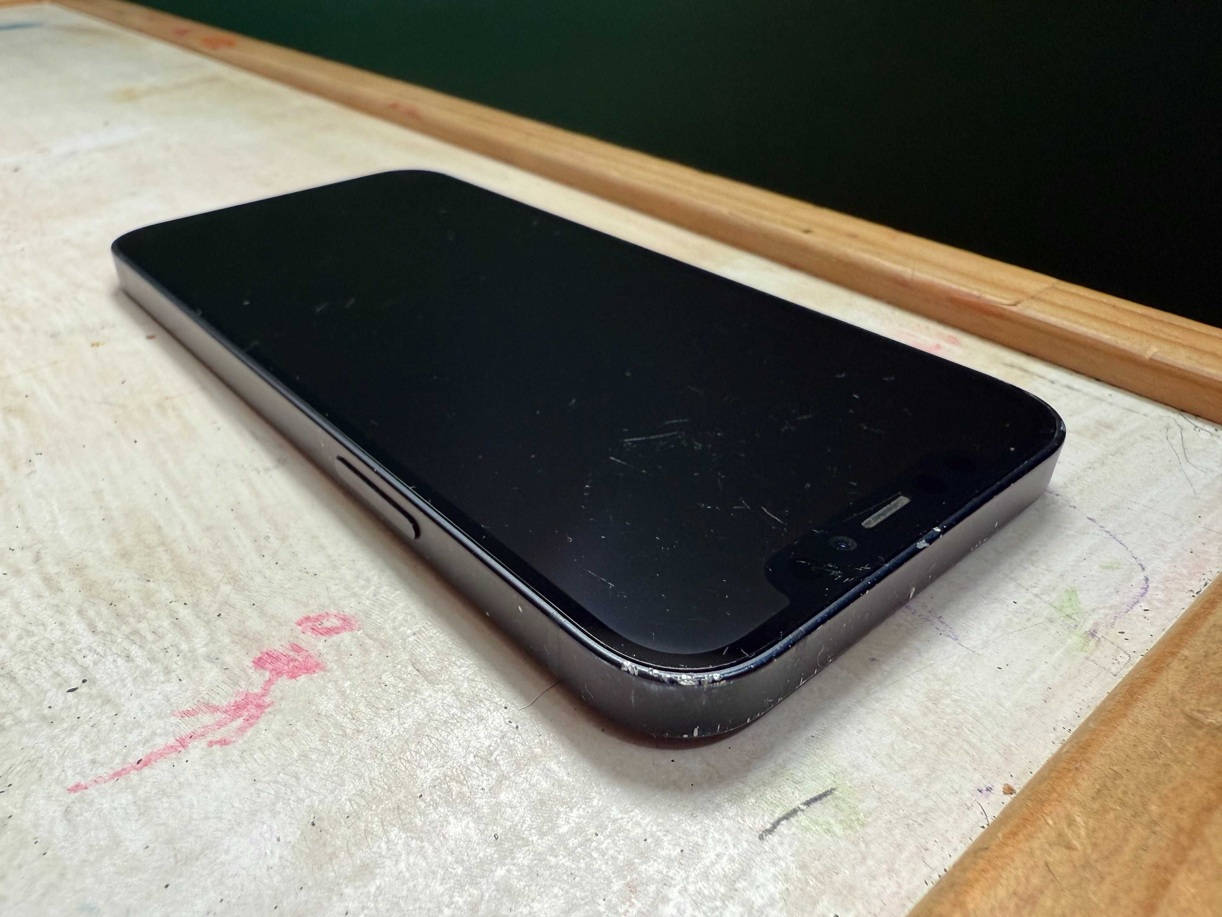 iPhone 12, 64Gb, следи от употреба, оригинална батерия 100% капацитет