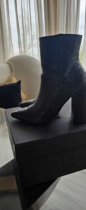 Нови боти с дебел ток