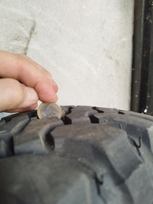 Продавам 2 броя много добри гуми за кал DAKAR