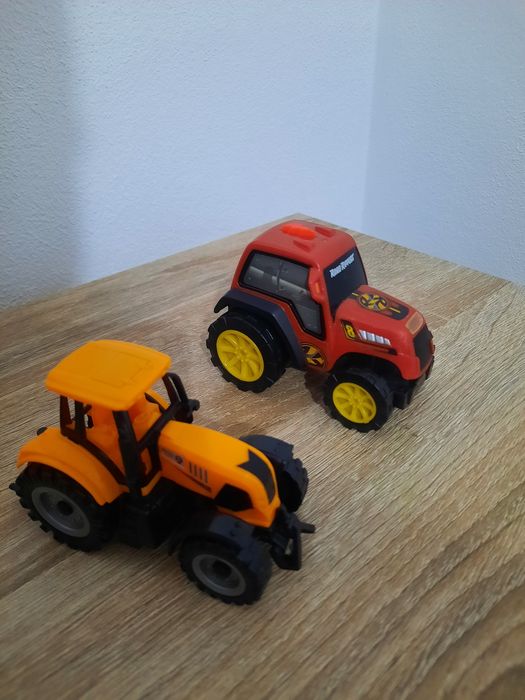 2 Tractoare de jucarie