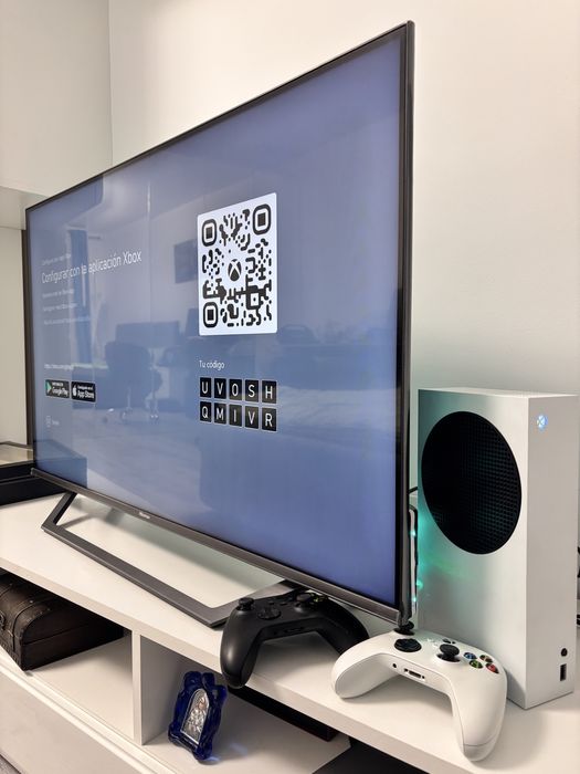 Vând consolă Xbox series S cu 2 manete • Stare impecabilă