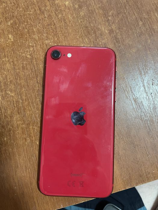 Продам iphone se 2020 года в хорошем состоянии