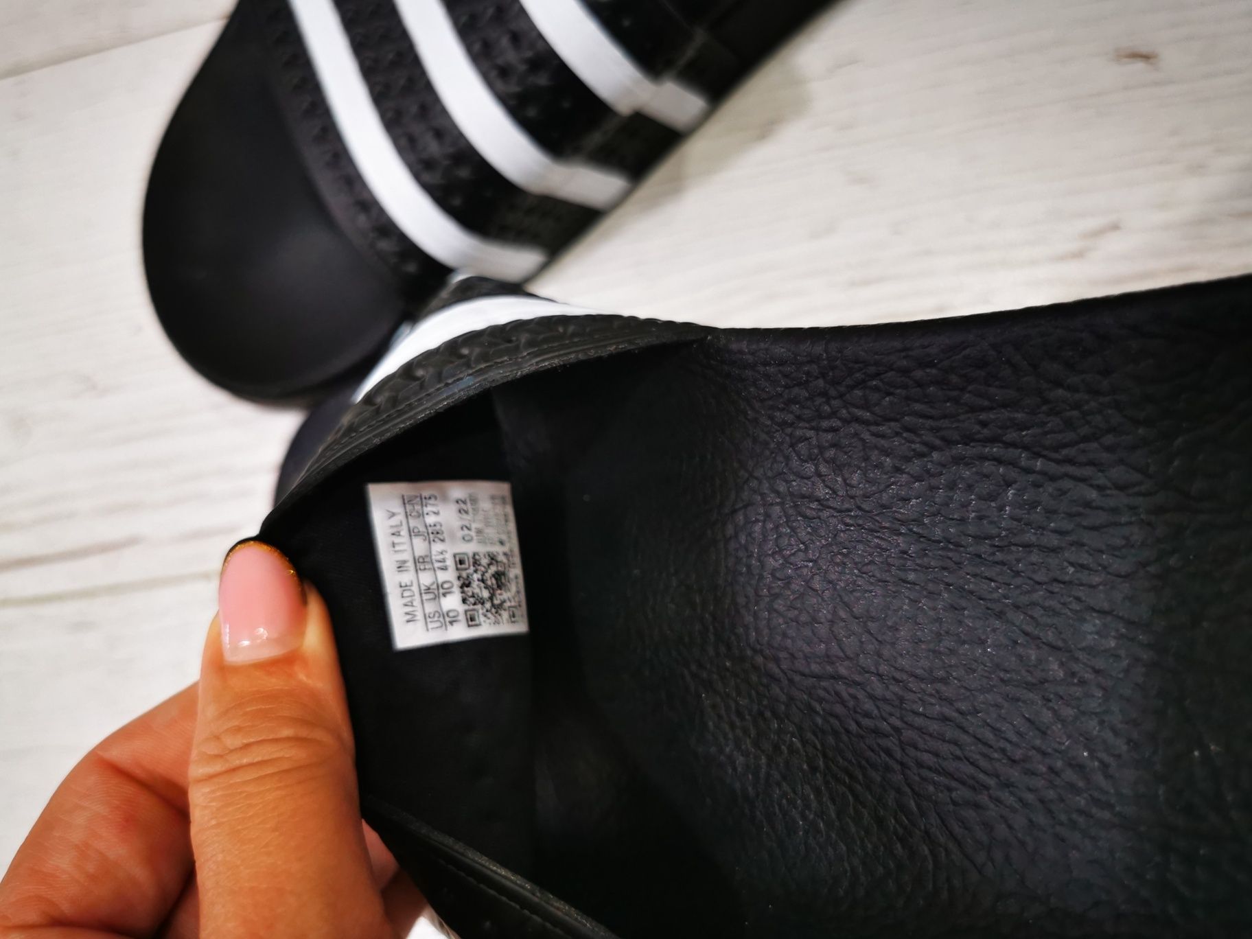 Vand papuci adidas (originali )potriviti pentru marimea 43.