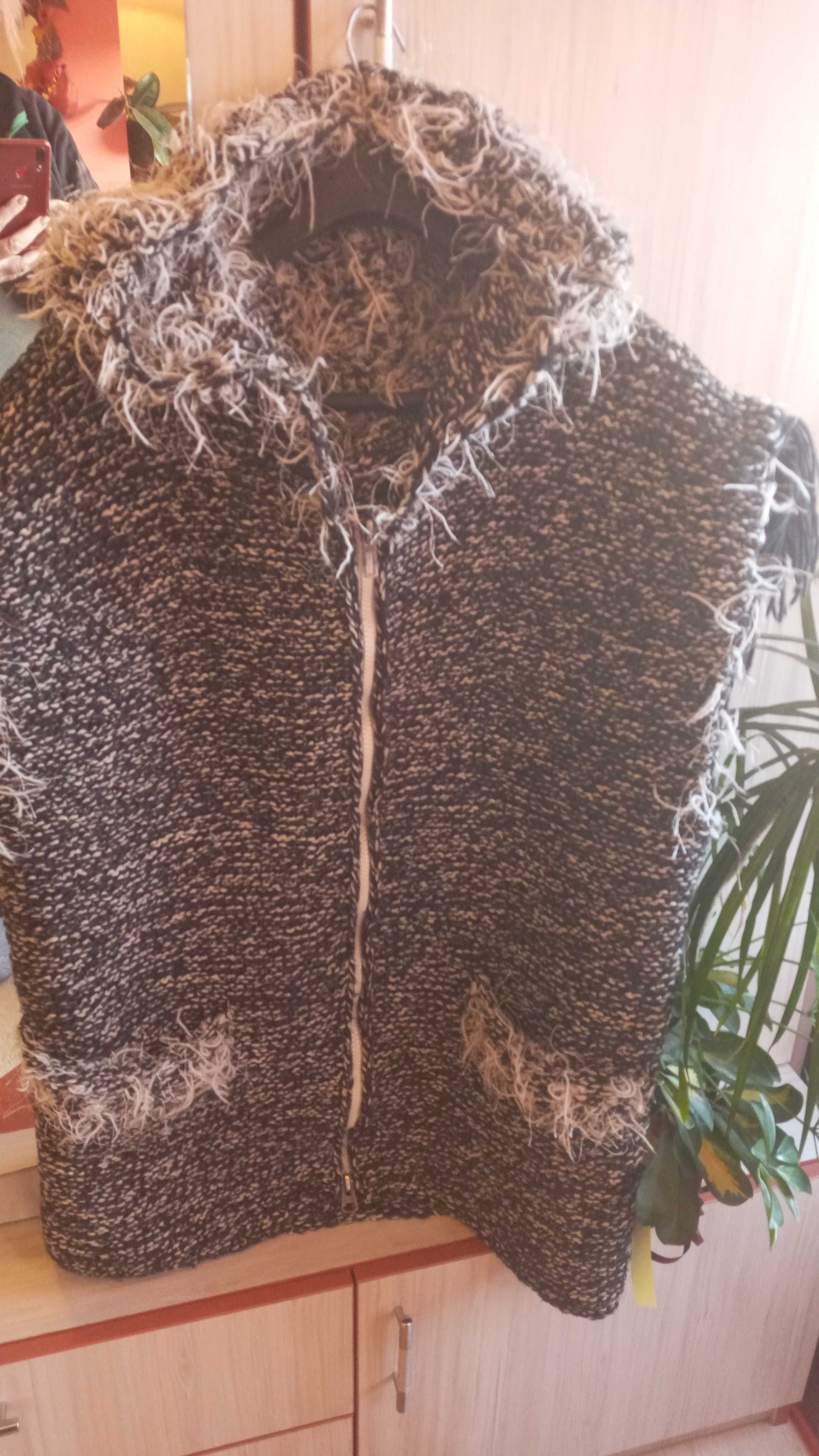 Ръчно плетен елек с двоен цип, джобове и ефектна качулка.