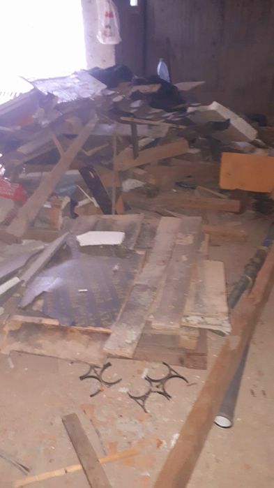 Lemne de foc uscate  : scândură,  resturi căpriori,  diverse dimensiun