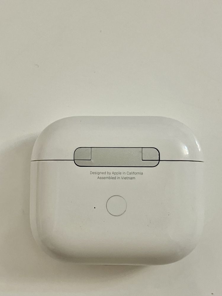 Продаю оригинальные AirPods 3 -кейс