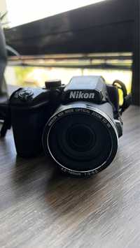 Nikon CoolPix B500 с включено зарядно за батерии и калъф