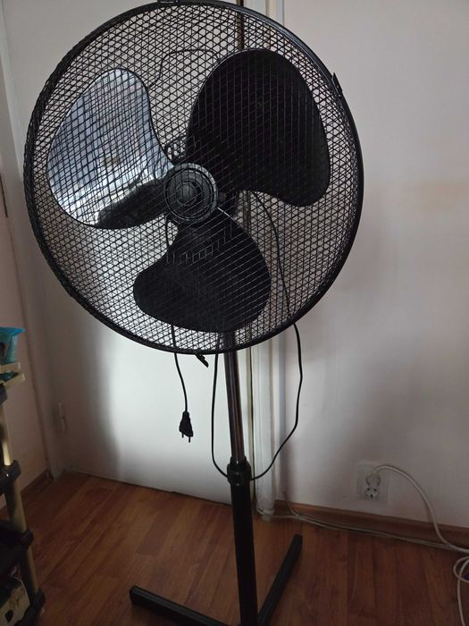 Ventilator cu picior