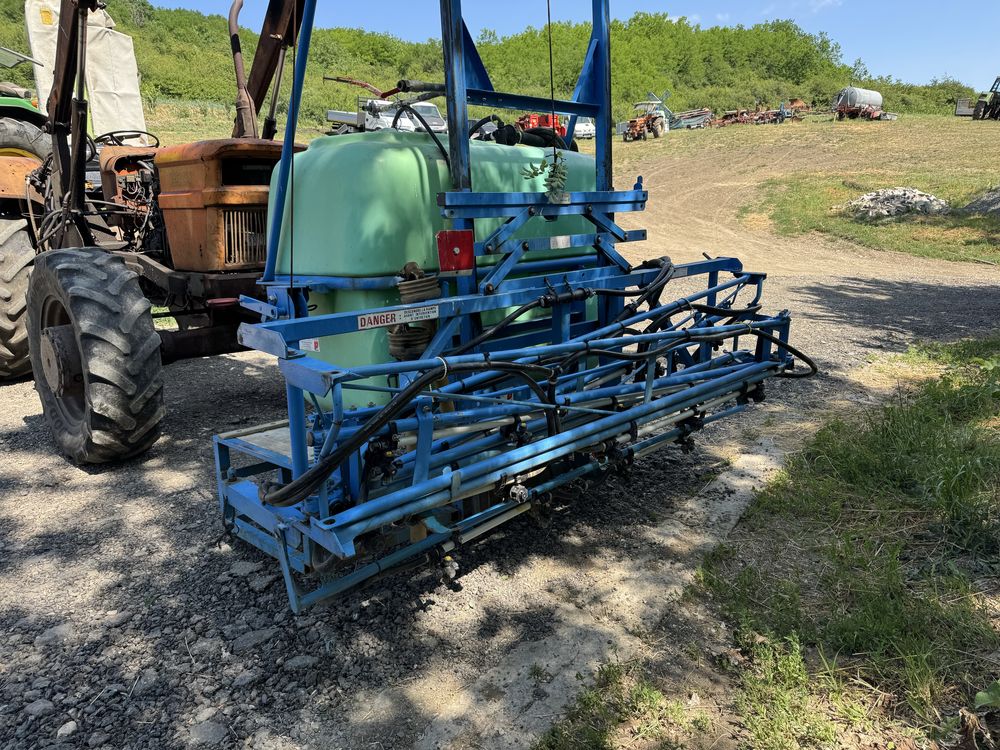 Instalatie pompa erbicidat 800l met erbicidat Berthond