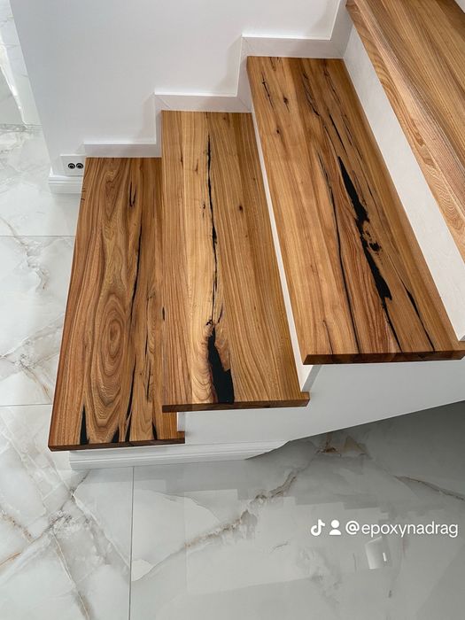 Trepte interior din lemn masiv cu rasină epoxidică