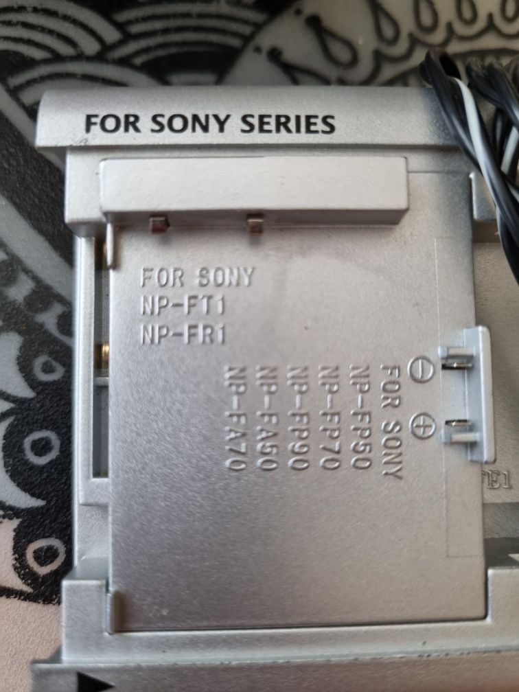 Универсално зарядно за sony батерии за фото апарати и камери и др.