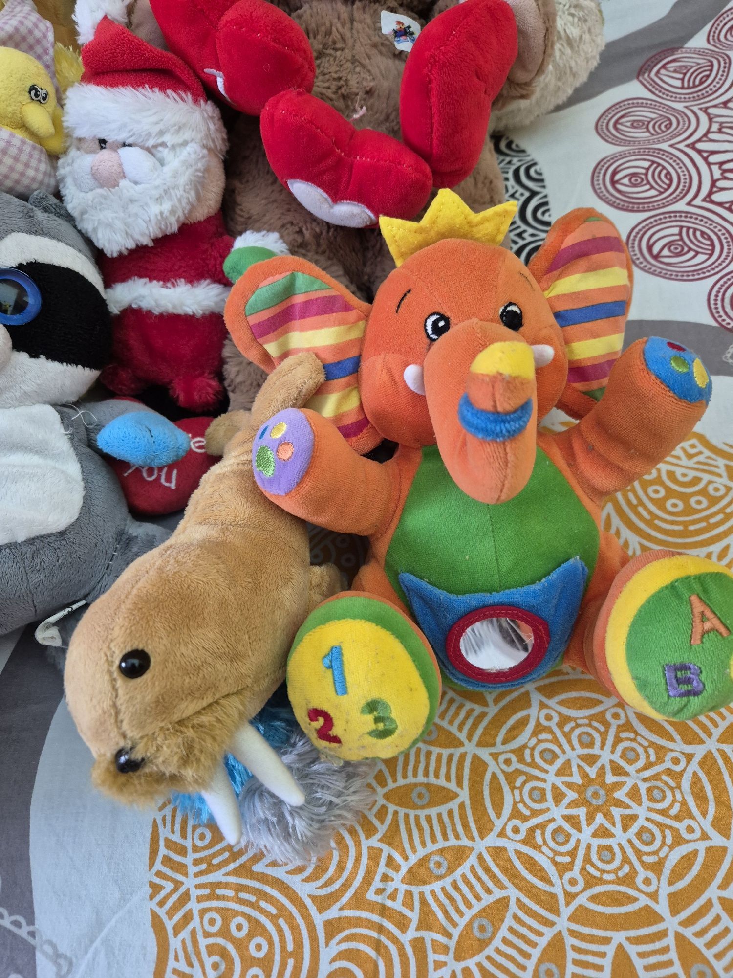 Плюшени играчки, както е показано на снимките