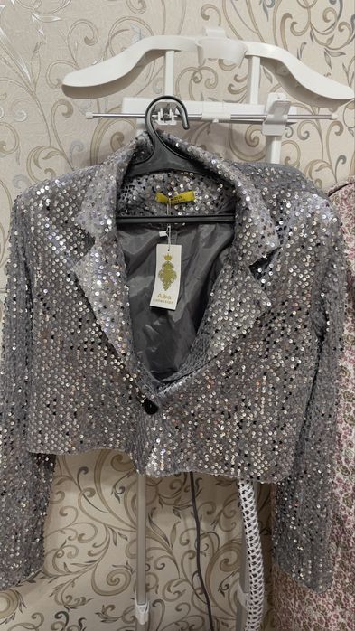 Стильный блестящий укороченный пиджак