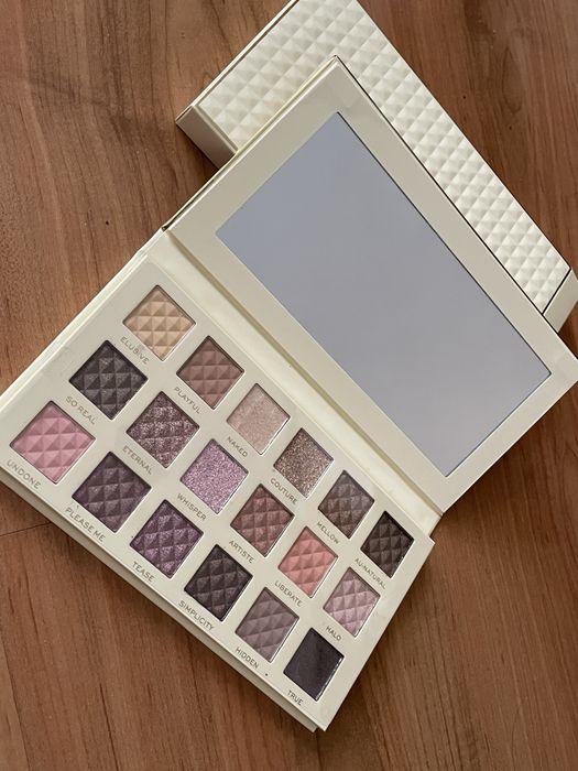 Нова палитра Revolution