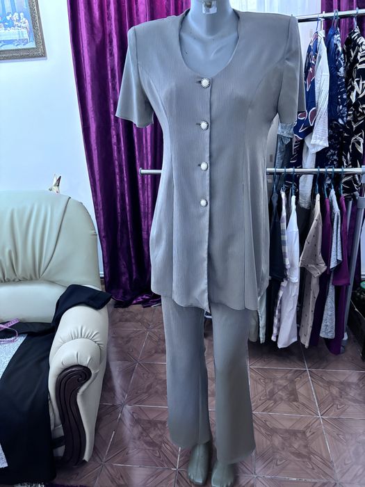 Costum cu pantalon evazat