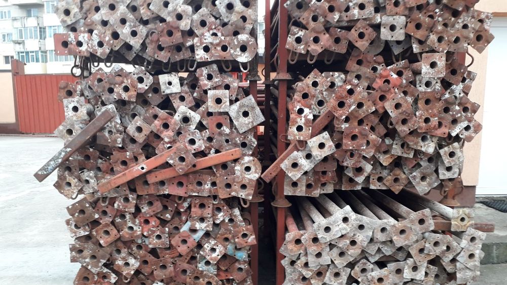 MAI COMPACTOR ,BERBEAC de închiriat  ,popi metalici ,schela