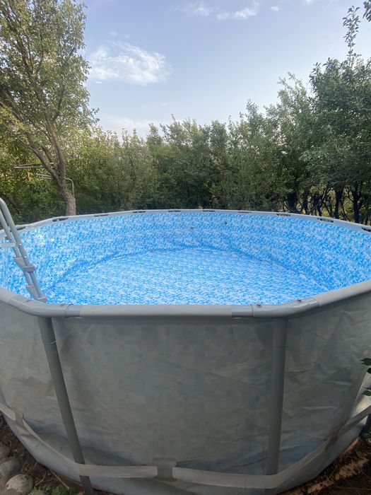 Каркасный бассейн с лестницей