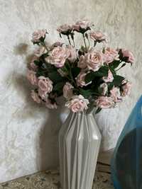 Керамическая большая ваза, и букет роз