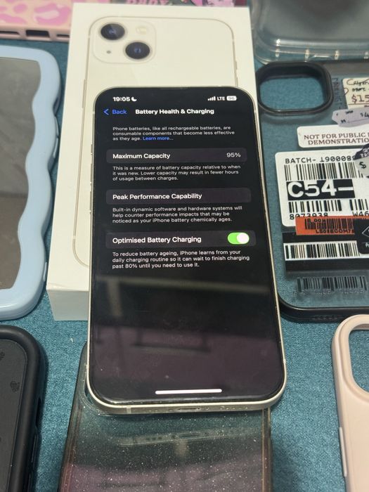 Iphone 13 alb / garantie pana 11/2026 +10 huse cadou + 1 folie display