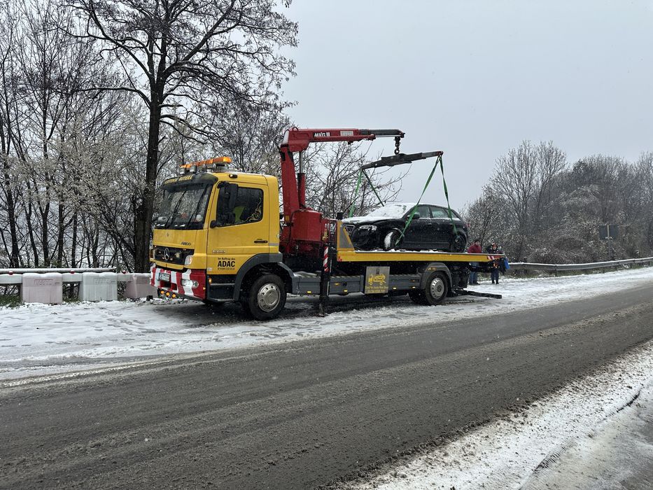 Servicii macara tractari auto asistenta rutiera non stop