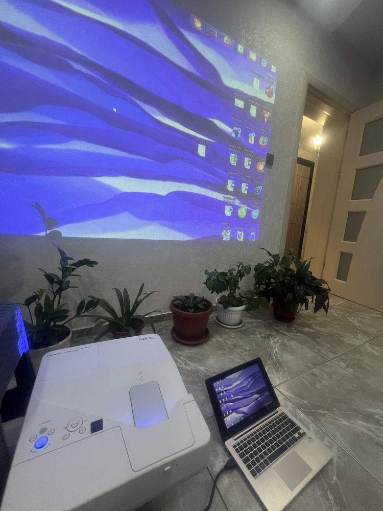Ултракъсофокусен проектор NEC UM351W