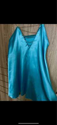 Синя сатенена къса рокля с ефектно деколте