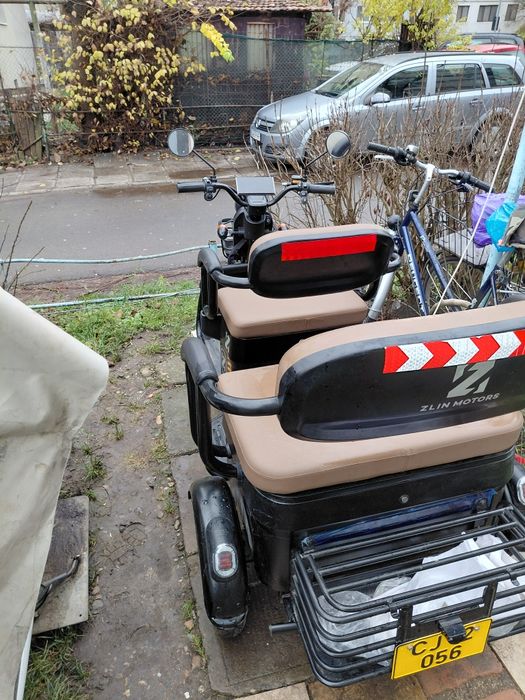 Vand triciclu electric pentru 3 persoane