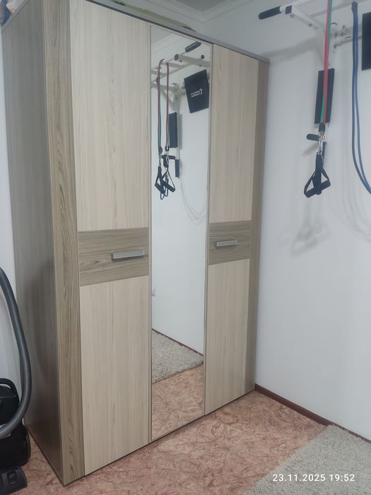 продается плательный шкаф