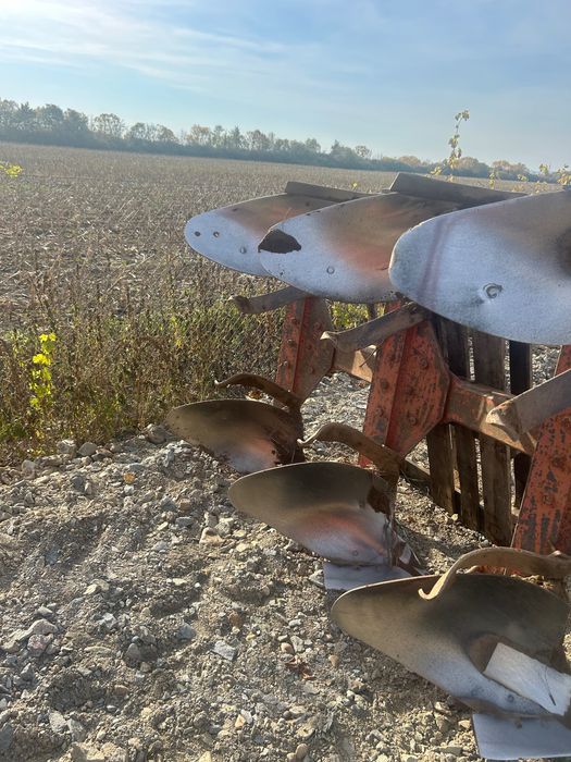 Vând Plug  reversibil   Adus recent  merge foarte bine