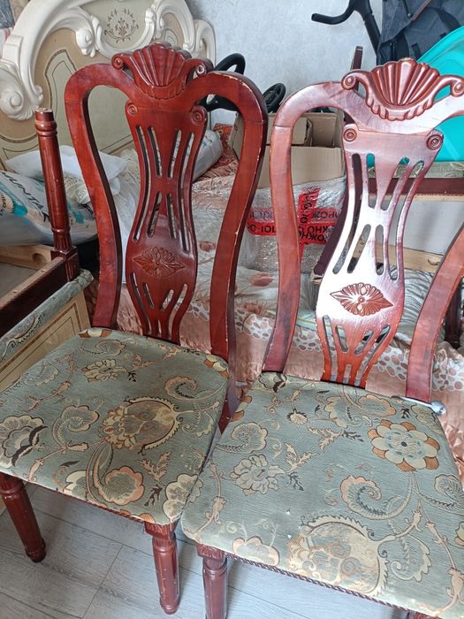 Стулья 12 штук в наборе, есть стол 3 метра